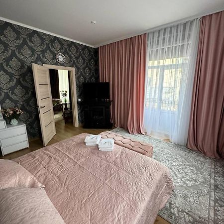 Emerald Apartament TTchernivtsi Extérieur photo