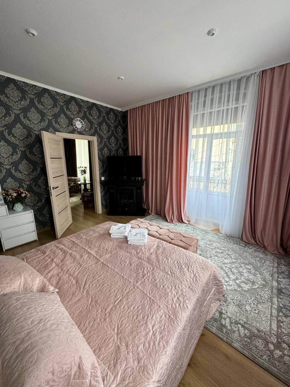 Emerald Apartament TTchernivtsi Extérieur photo